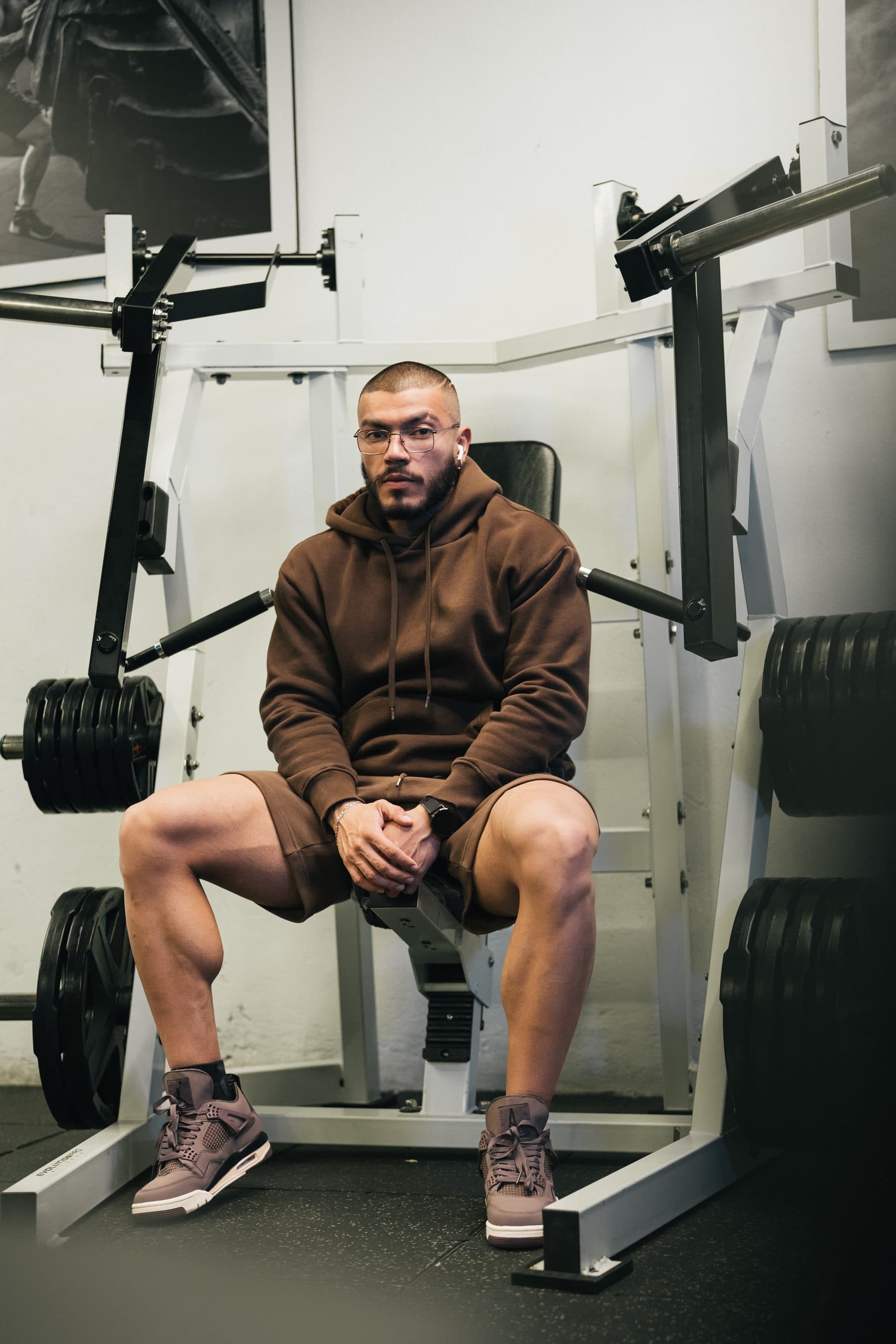 Marco en el gimnasio, mirando a cámara